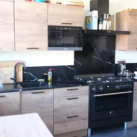 Apartman Steps To The Harbour, Steps To The Beach!