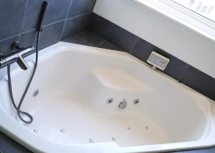 Steps To The Harbour, Steps To The Beach! Haga