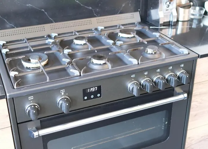 Steps To The Harbour, Steps To The Beach! *